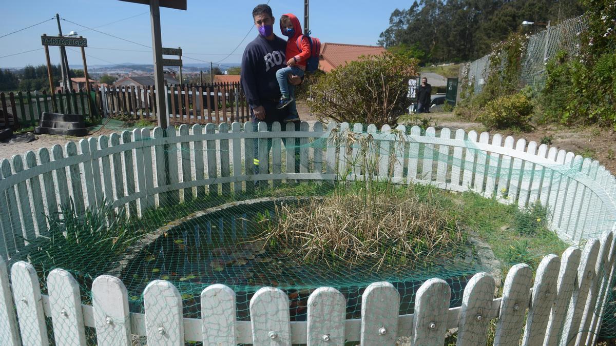 Un padre con su hijo en el patio de la unitaria de Aralde.