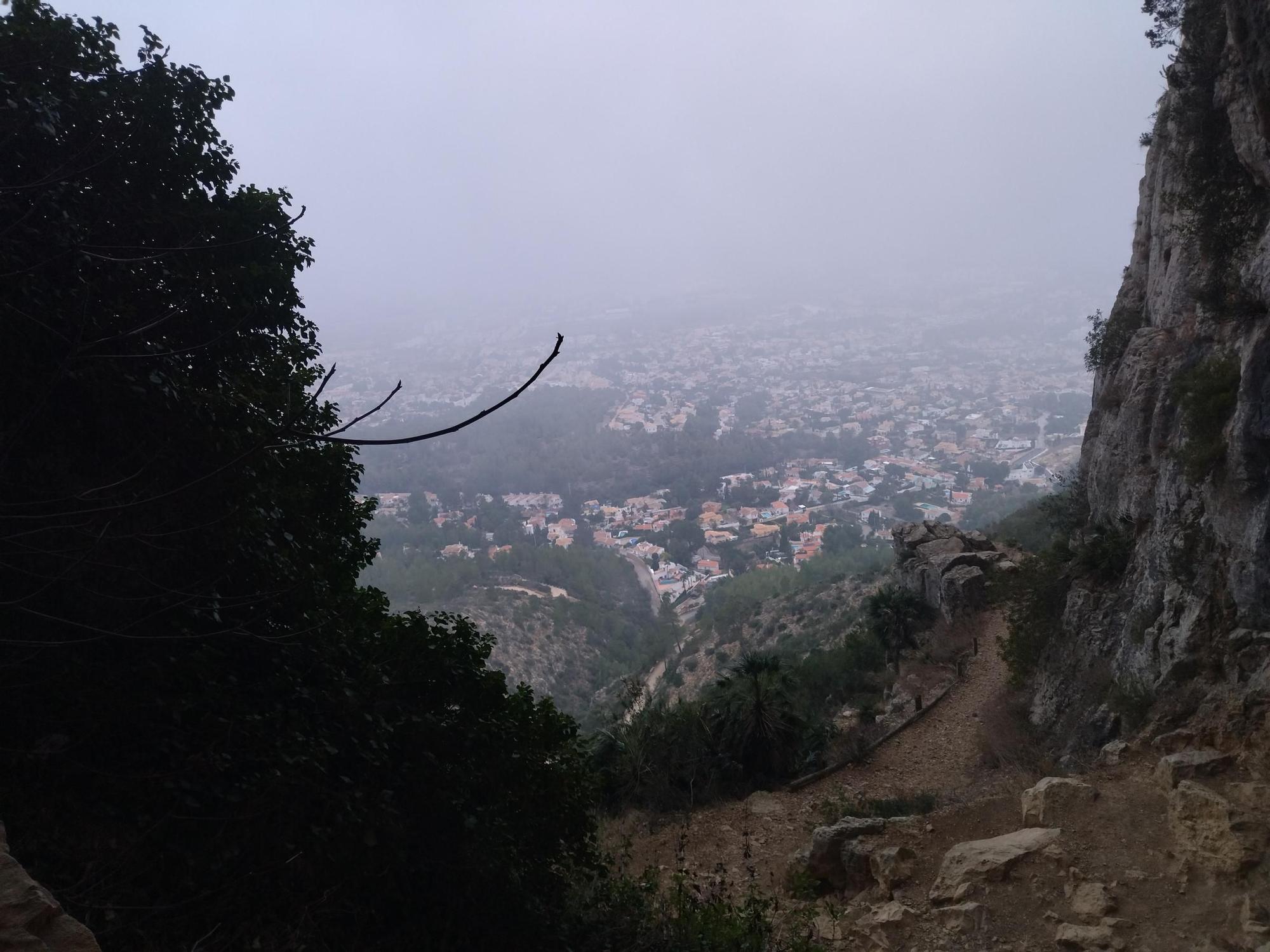 Imágenes: la Dénia brumosa desde el Montgó