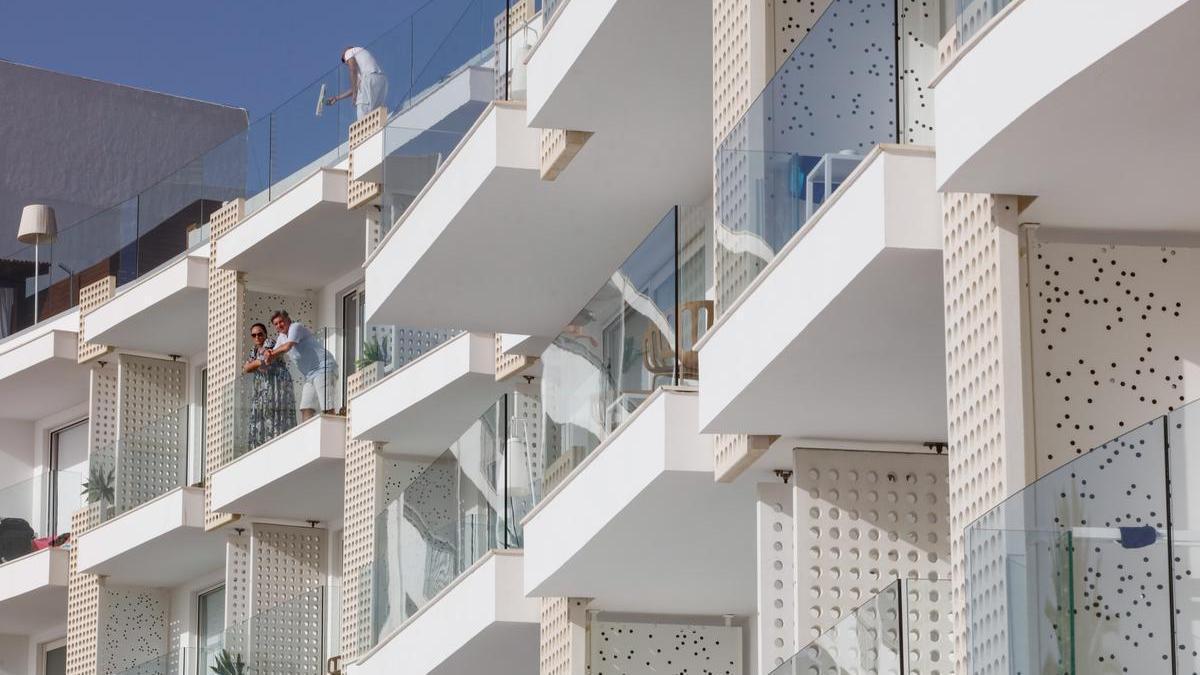 Turistas en el balcón de un hotel de Ibiza.