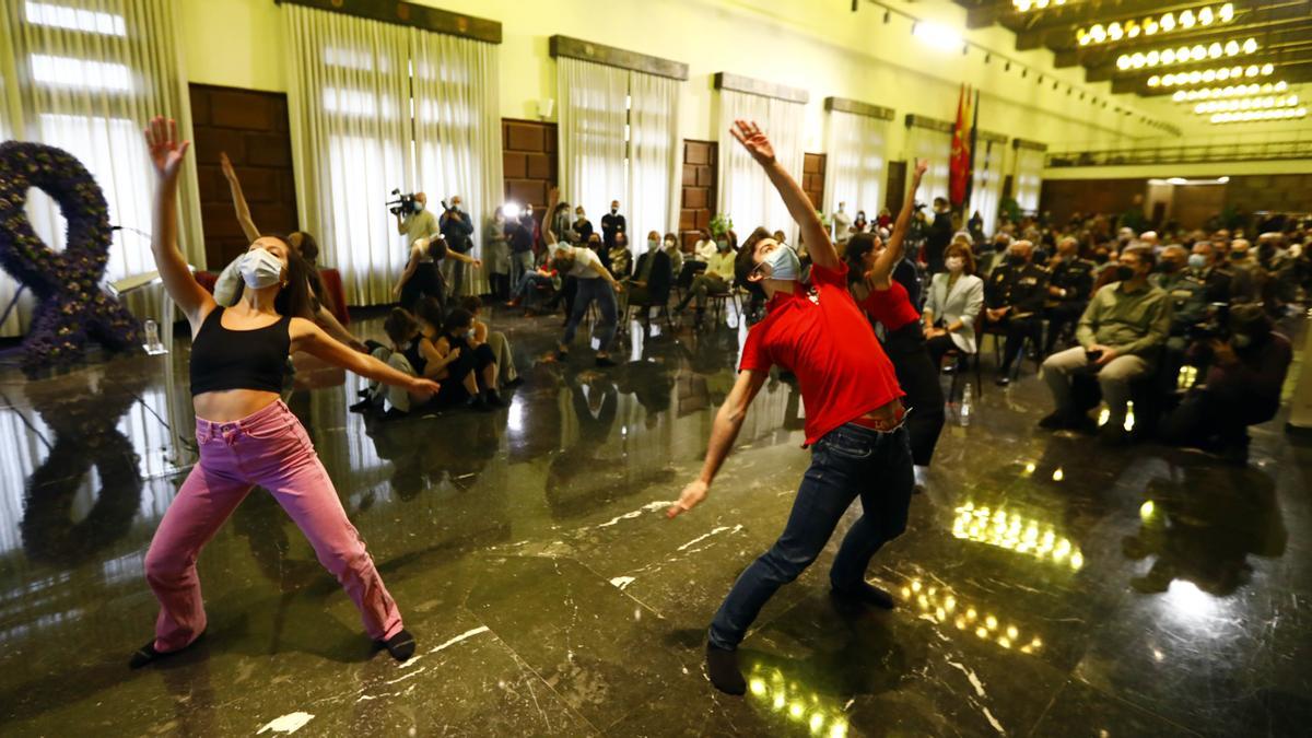 Alumnos del conservatorio de danza en el Ayuntamiento de Zaragoza contra la violencia machista.