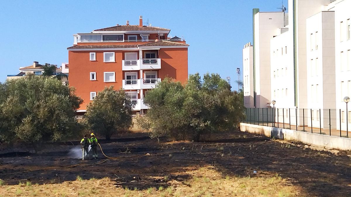 Terreno calcinado junto a los edificios a cuyos vecinos se ha pedido que se confinasen en sus casas