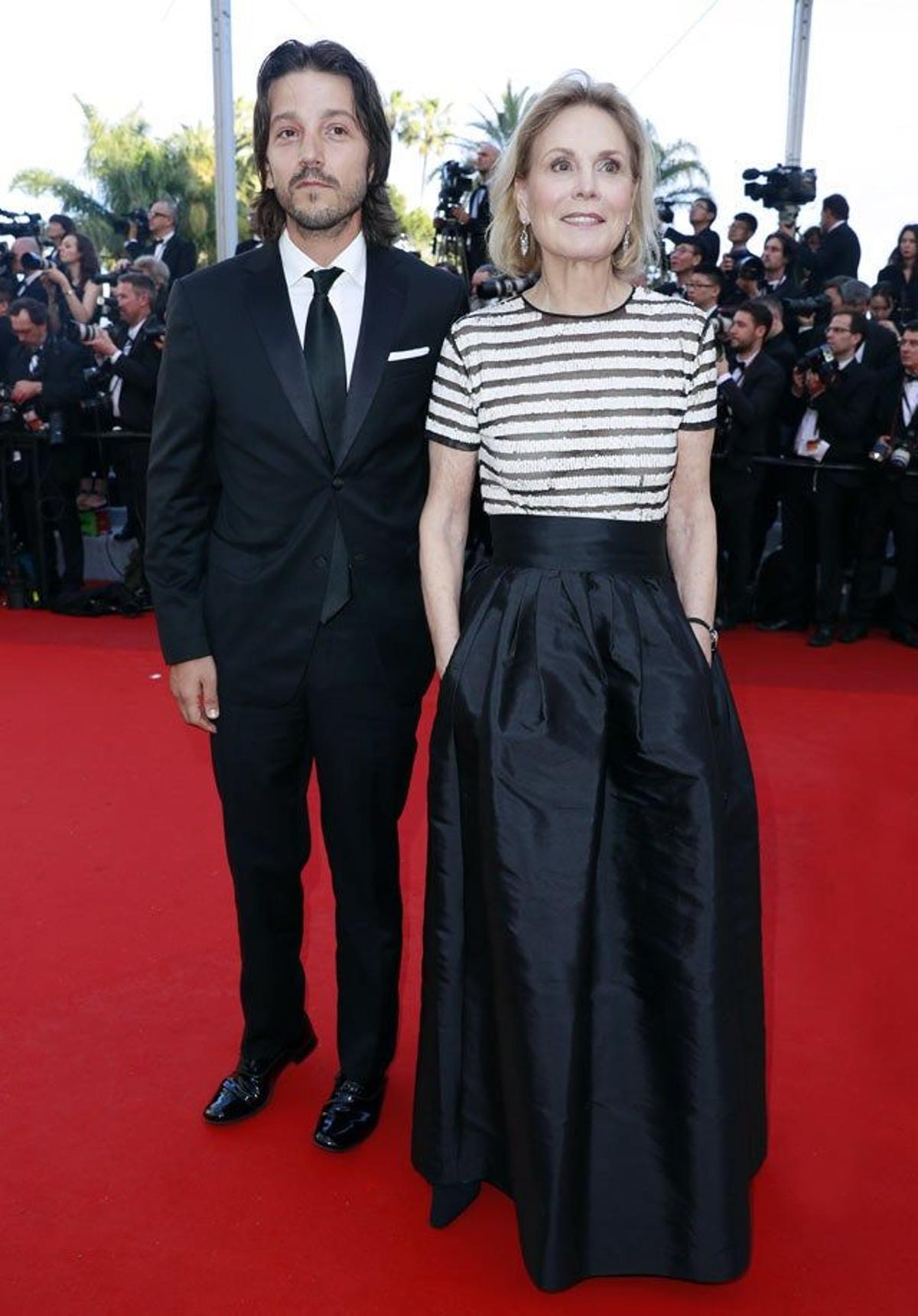 Diego Luna y Marthe Keller, en la primera alfombra roja del Festival de Cine de Cannes.