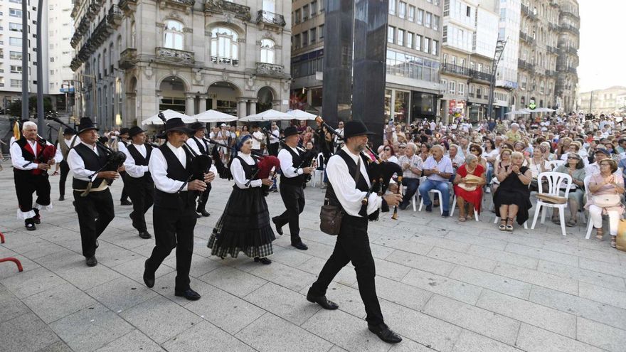 Arriba, unha das actuacións. Á esquerda, o alcalde, Abel Caballero, no certame. | Pablo H. Gamarra