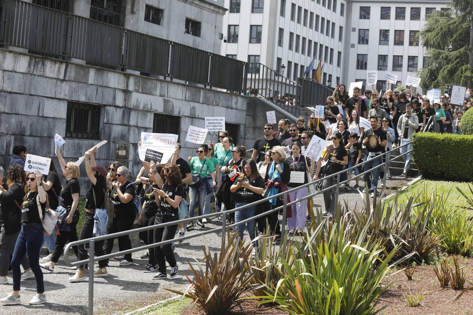 EN IMÁGENES: Segunda jornada de huelga de los profesores y protestas en Oviedo