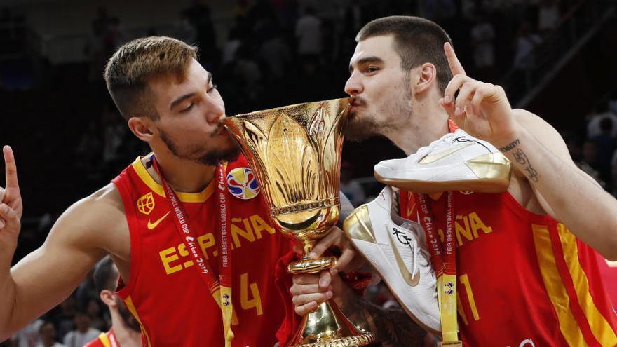 Willy Hernangomez (izq) junto a su hermano Juancho