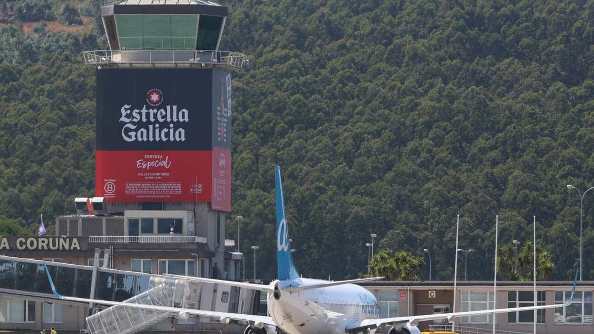 Un avión, ante la torre de control de Alvedro. |  Iago López