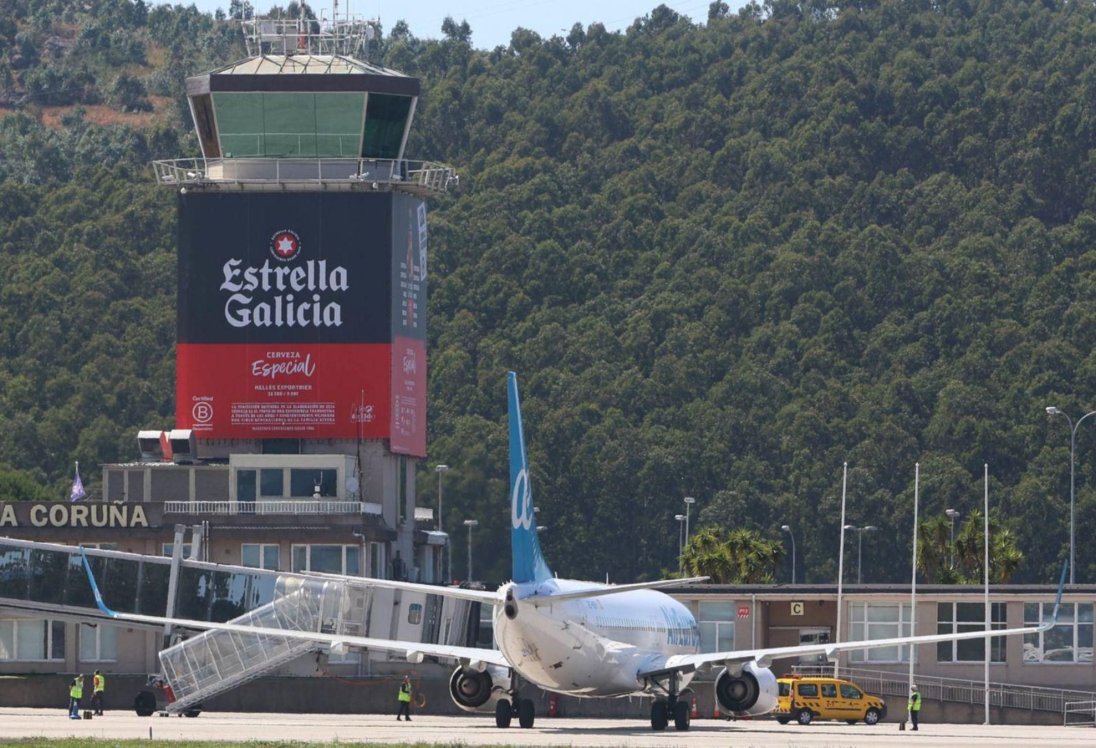 Un avión, ante la torre de control de Alvedro. | Iago López