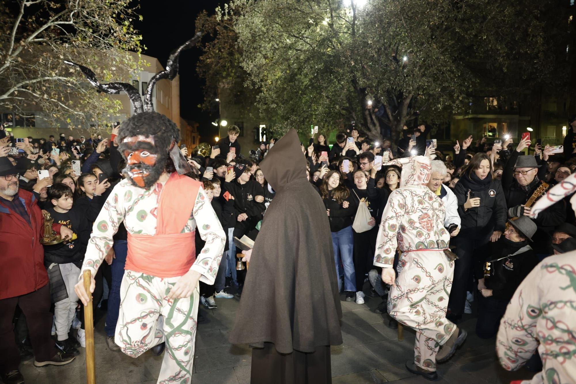 Sant Antoni | Búscate en las imágenes del 'Primer Ball' de los 'Dimonis' de Manacor