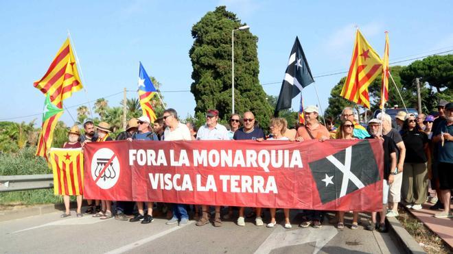 Les imatges de la protesta a les ruïnes d'Empúries en contra de la visita de la família reial