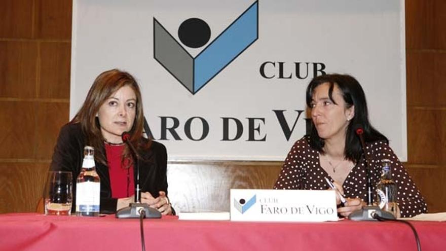 Pepa Fernández (izda.) fue presentada por Ana Rodríguez, periodista de FARO DE VIGO.