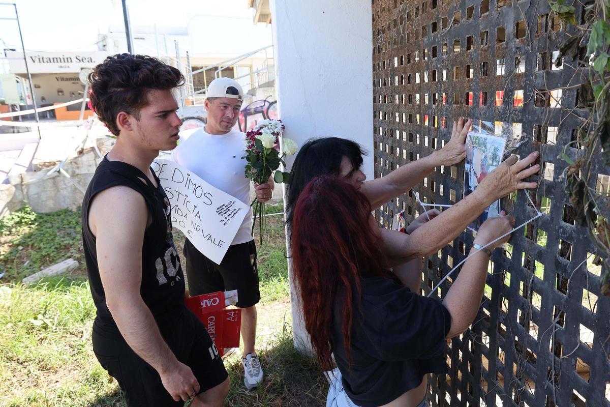 Homenaje al turista fallecido tras ser atropellado en Cala de Bou Homenaje al turista fallecido tras ser atropellado en Cala de Bou