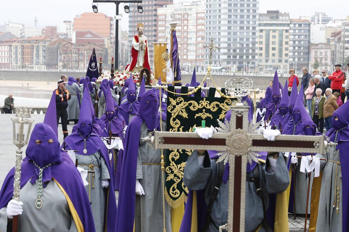 La procesión del Encuentro de Resurrección en Gijón, en imágenes