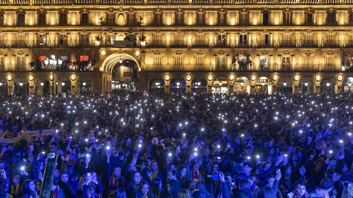 La plaza mayor de Salamanca acogió un año más a miles de estudiantes para celebrar la nochevieja universitaria.