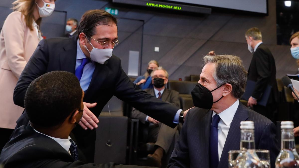 El ministro de Exteriores, José Manuel Albares, con el secretario de Estado americano, Antony Blinken, durante una reunión extraordinaria de la OTAN.