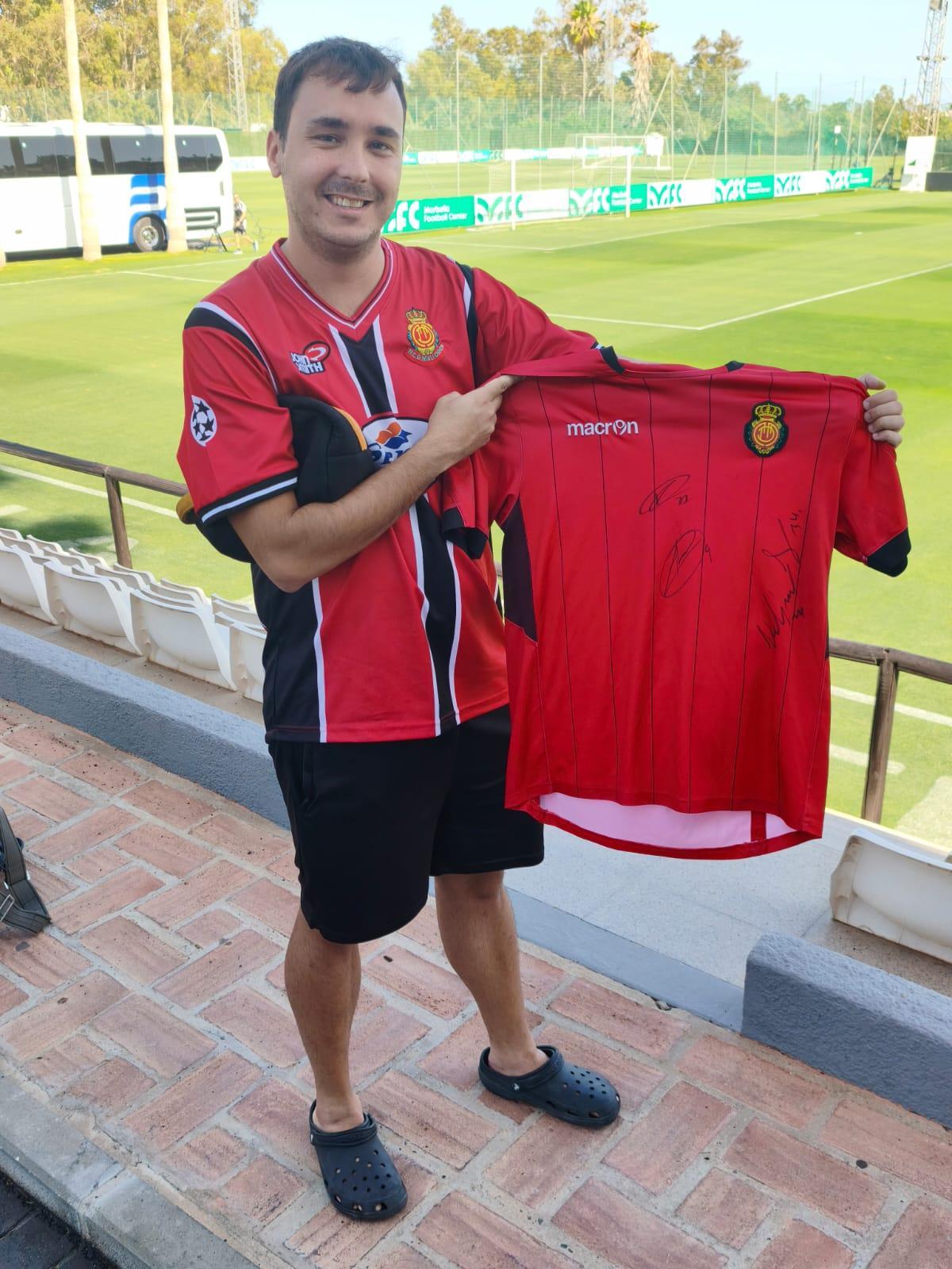 Marcos Lobillo posa con su camiseta del Mallorca firmada por varios jugadores.