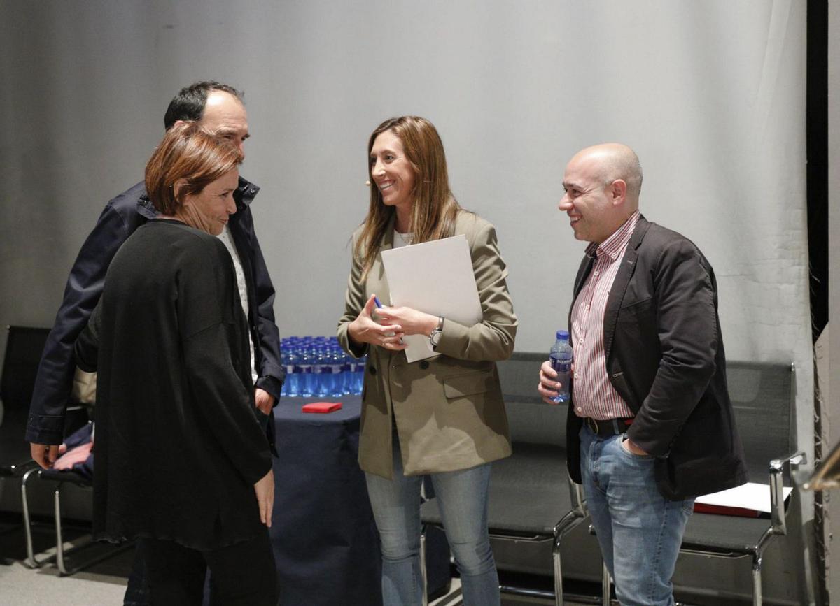 Por la izquierda, Carmen Moriyón, Luis Miguel Fernández, gerente del Centro de Transportes y asesor de Izquierda Unida, Ángela Pumariega y Rodrigo Pintueles, antes del debate electoral organizado por LA NUEVA ESPAÑA en el Palacio de Congresos del recinto ferial Luis Adaro, hace dos semanas. | Marcos León