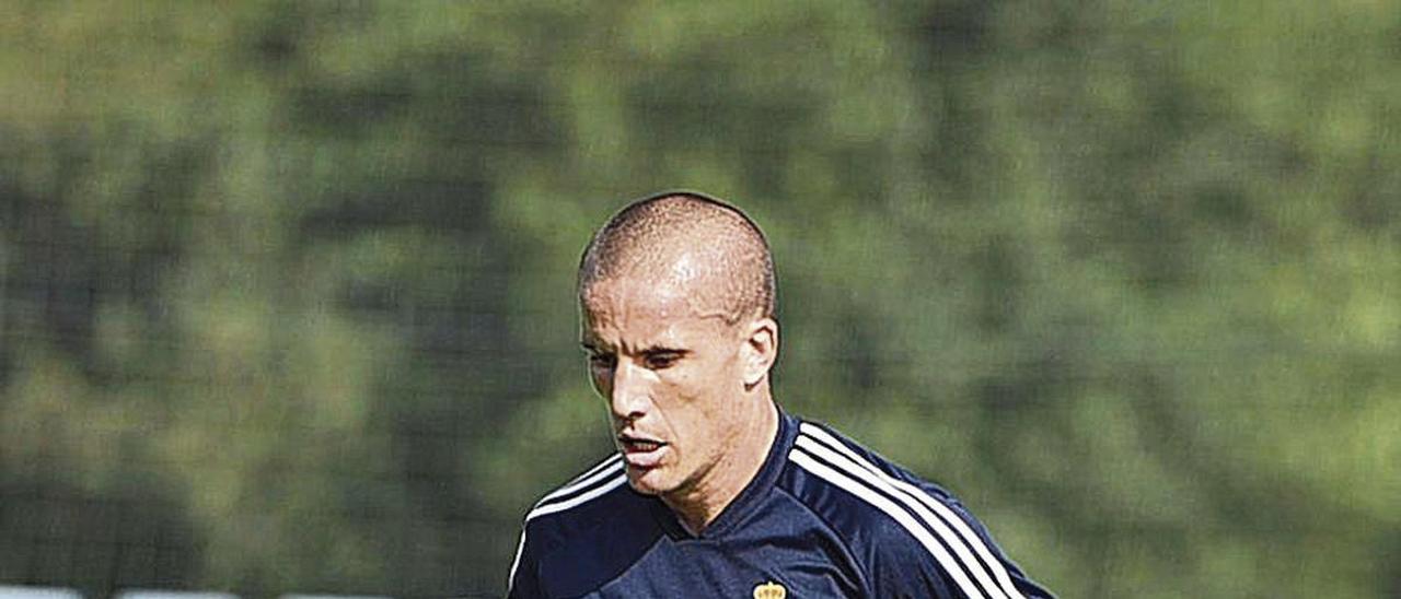 Lolo, en un entrenamiento en El Requexón con el Oviedo.