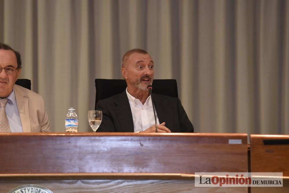 Conferencia de Arturo Pérez Reverte en la UMU