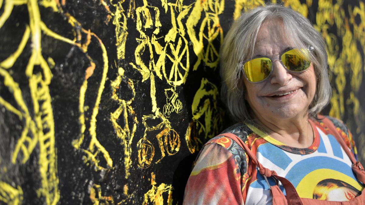 Dora Catareniu, fotografiada junto a una de sus obras en 2018.