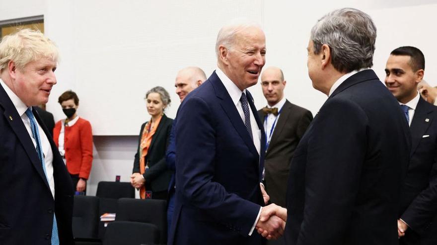 Boris Johnson junto a Joe Biden, en la reunión del G7.