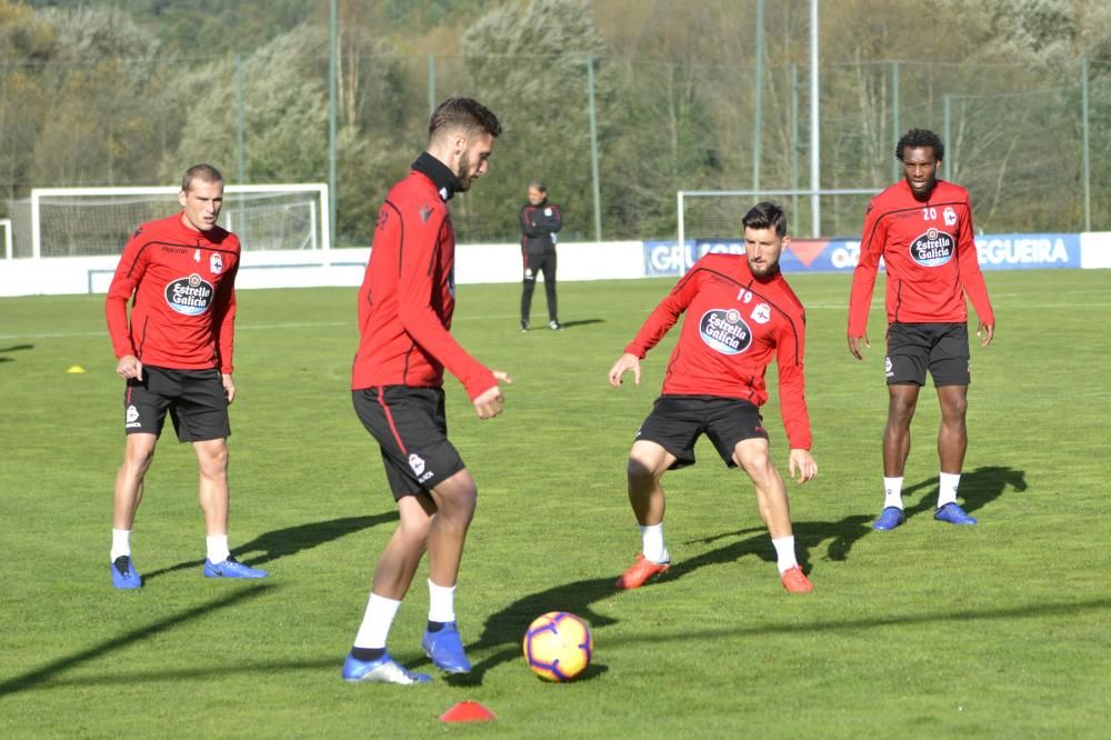 El técnico dispuso un entrenamiento táctico con diversas instrucciones para sus jugadores, quienes ensayaron acciones a balón parado.