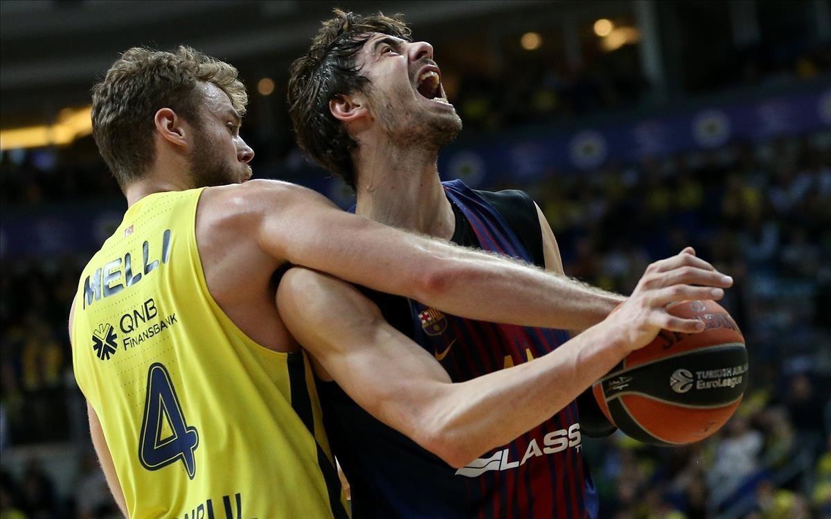 El azulgrana Tomic pelea por un balón con Melli, del Fenerbahçe