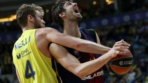 El azulgrana Tomic pelea por un balón con Melli, del Fenerbahçe