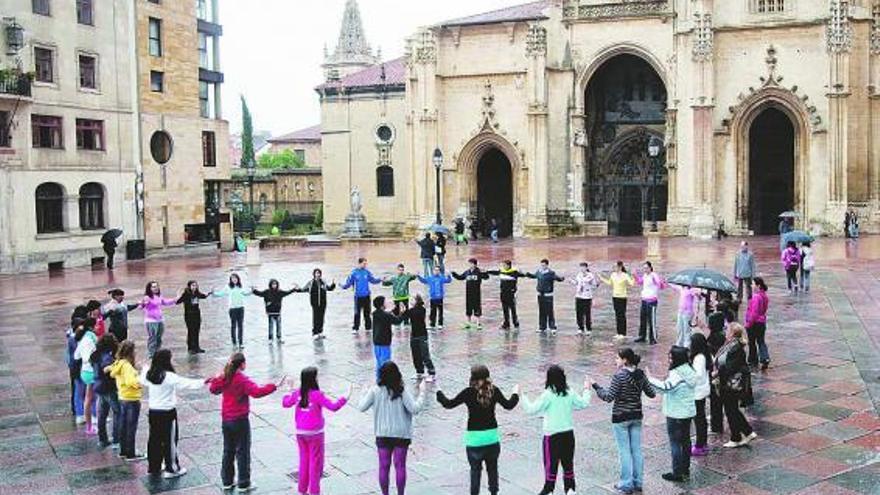 Un grupo de adolescentes, durante una actividad escolar en la plaza de la Catedral, en una fotografía de archivo.