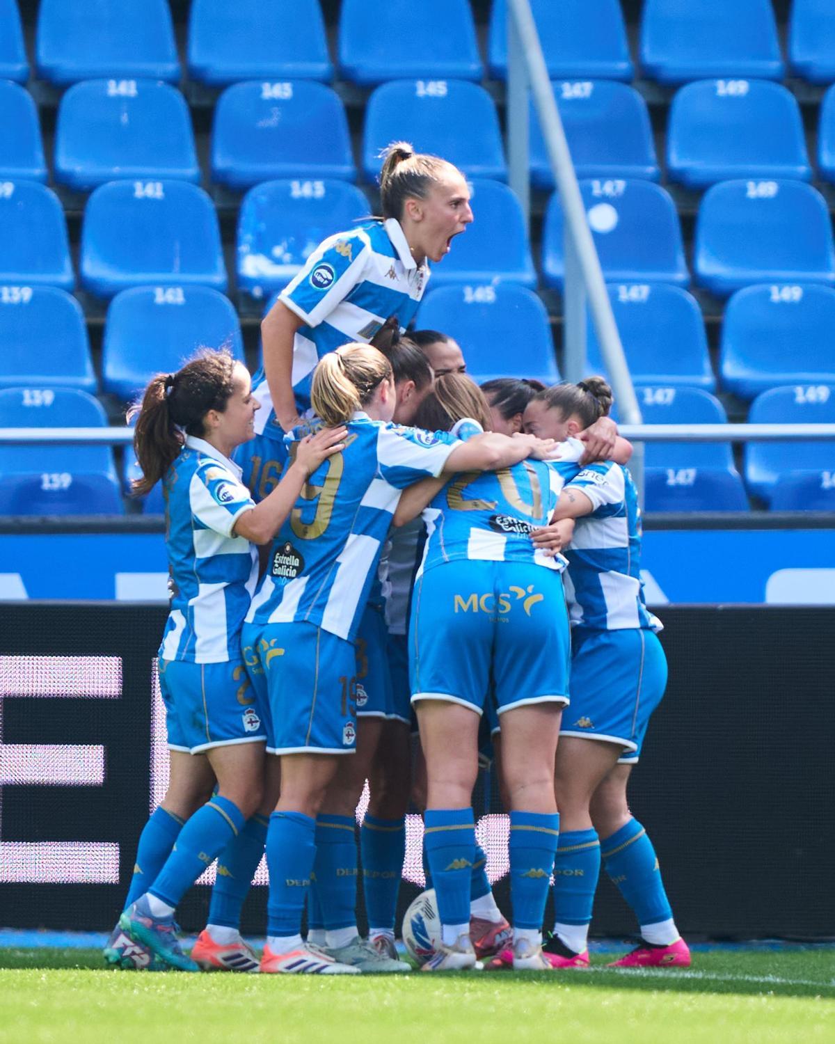 Las jugadoras del Deportivo celebran un gol frente al Alhama.