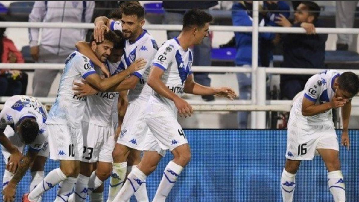 Vélez venció 2-0 a Lanús y chocará con Boca Juniors en cuartos de final