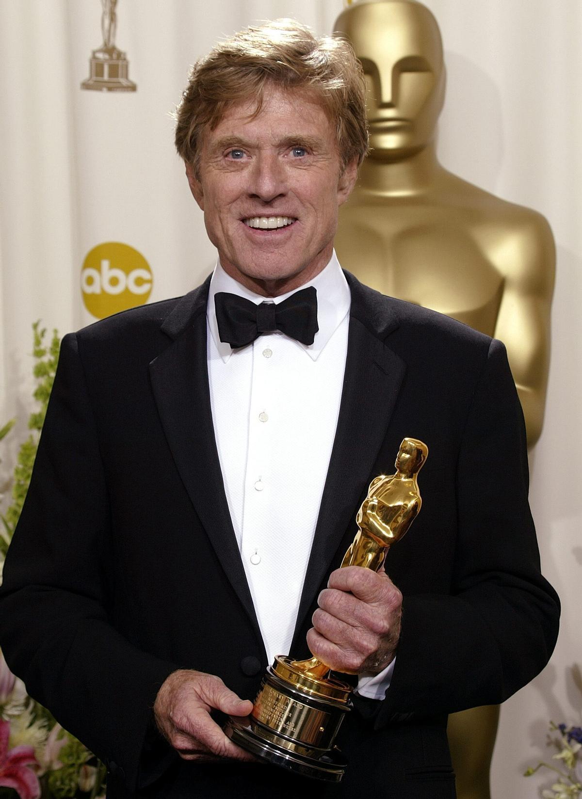 Robert Redford posa con su Oscar honorífico, en la ceremonia número 74 de los Oscar, el 24 de marzo del 2002, en Los Ángeles.