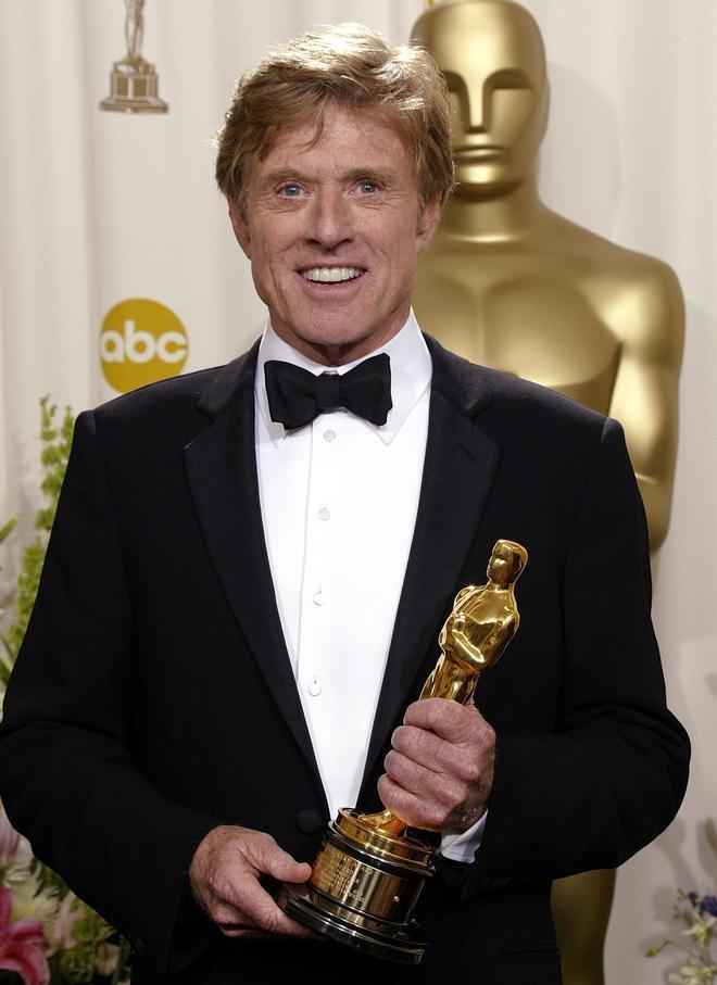 Robert Redford posa con su Oscar honorífico, en la ceremonia número 74 de los Oscar, el 24 de marzo del 2002, en Los Ángeles.