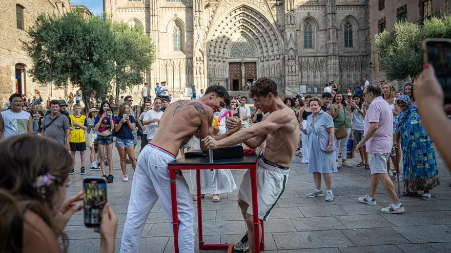 Los ‘influencers’ de los pulsos: retan a todo el que se atreva por las calles de Barcelona