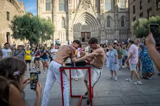 Los ‘influencers’ de los pulsos: retan a todo el que se atreva por las calles de Barcelona