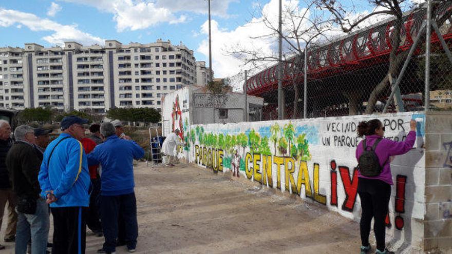 Miembros del movimiento terminando el muro reivindicativo