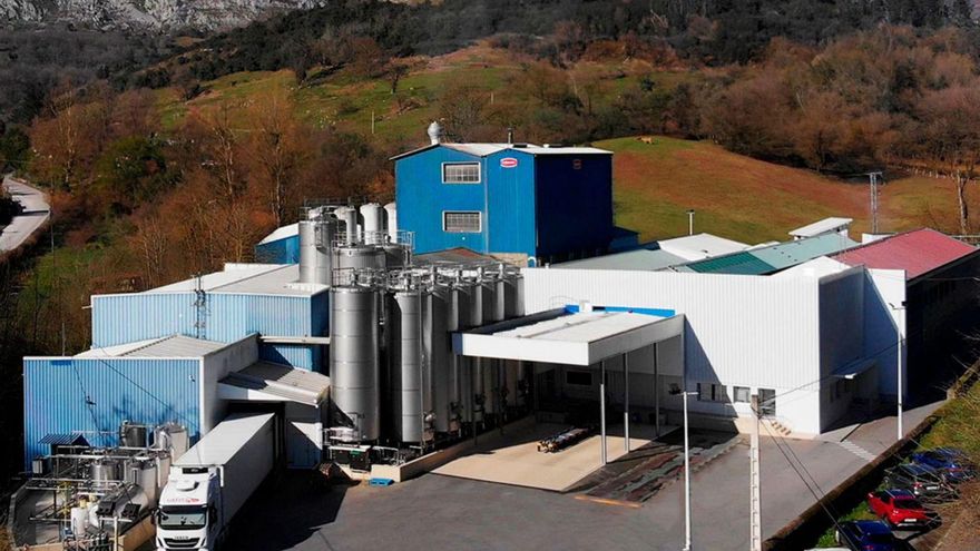Lafuente invertirá más de dos millones en su planta de quesos de Parres y el ayuntamiento autoriza la ampliación de la fábrica