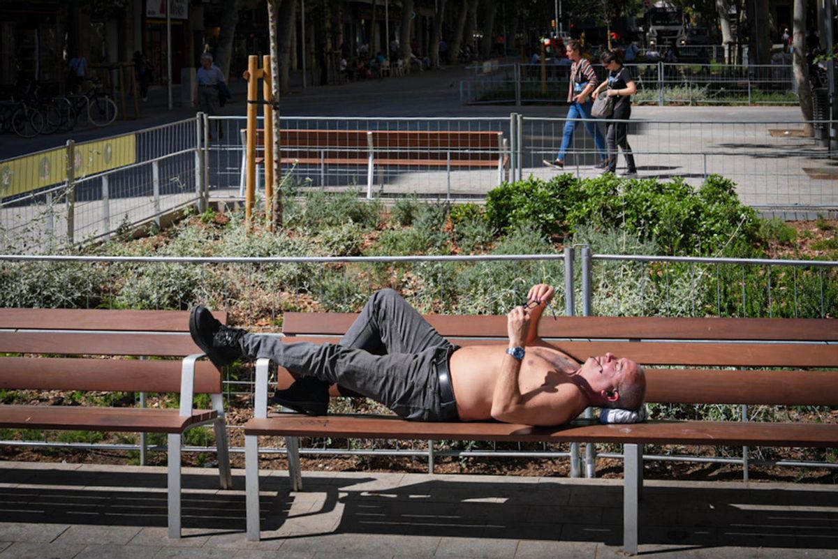 Un hombre toma el sol en un parque de Barcelona durante un episodio de calor registrado en pleno mayo.