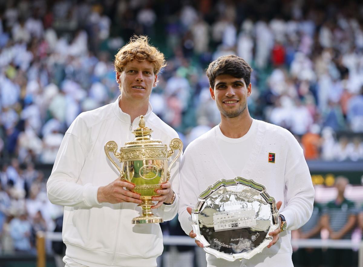 El italiano Jannik Sinner y el español Carlos Alcaraz con los trofeos en Wimbledon