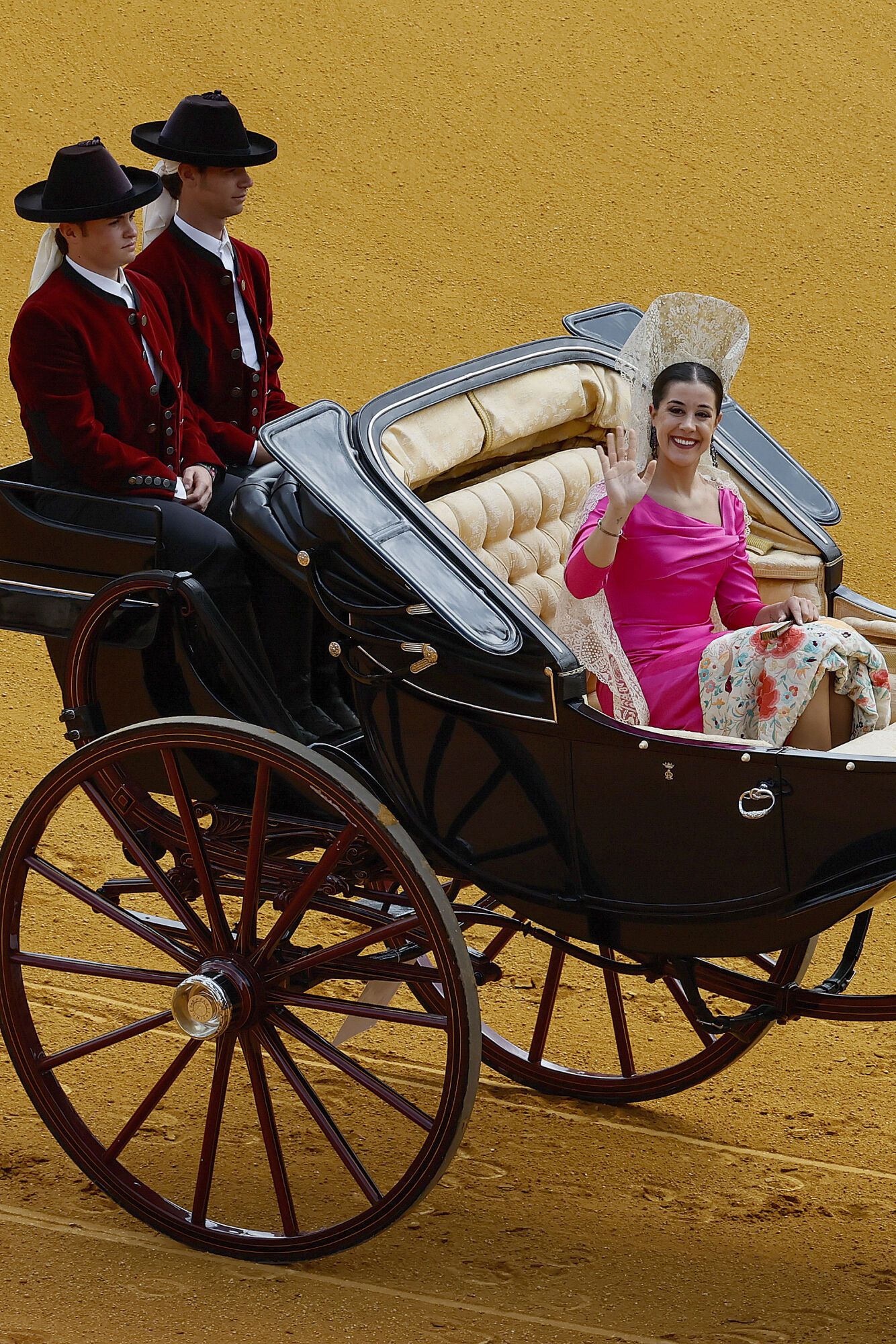 SEVILLA, 07/05/2025.- La deportista Carolina Marín Madrina de la XXXIX Exhibición de Enganches de Sevilla con la participación de un total de 94 carruajes de España, Portugal, Italia y Estados Unidos. EFE /José Manuel Vidal