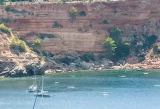 Adiós a las casetas: «Toda nuestra infancia la pasamos en verano jugando por aquí»