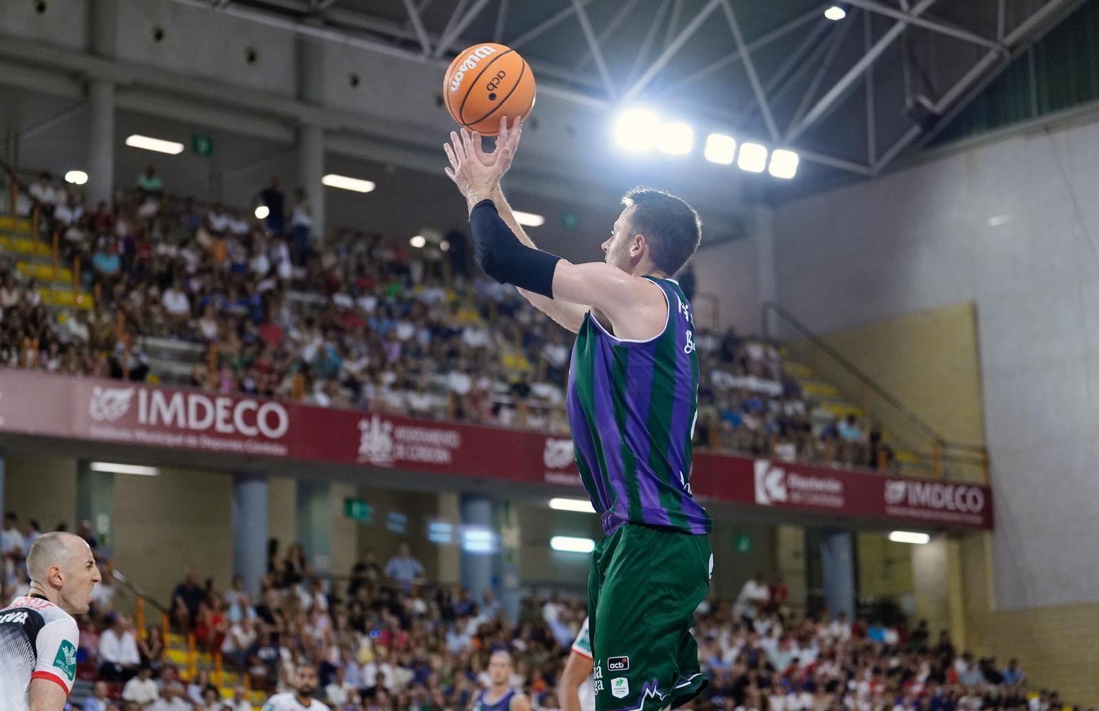 Momentos del partido amistoso entre el Unicaja y el Coviran Granada, que ha tenido lugar este sábado en Córdoba. El encuentro ha permitido disputar el título de la Copa Andalucía