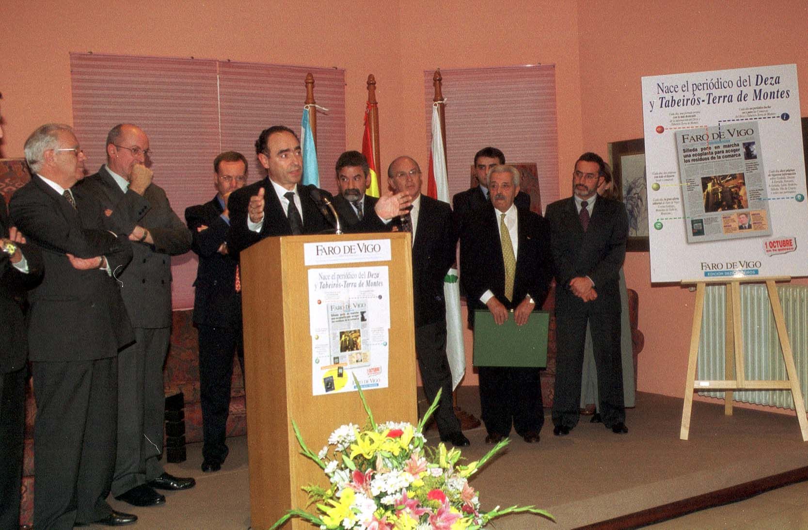 Ceferino de Blas y diversas autoridades durante la presentación de la edición de Faro de Vigo del Deza y Tabeirós - Terra de Montes Magar en 1999.jpg