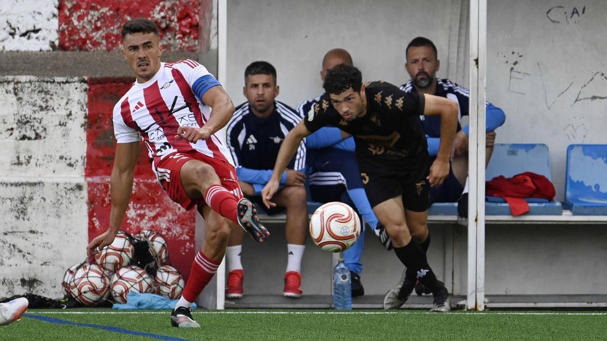 Diego, autor de uno de los goles, en el partido Alondras-Arosa.