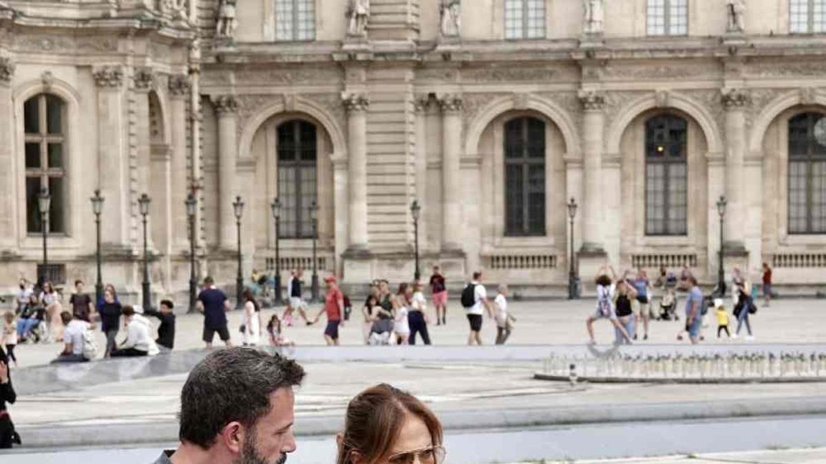 Ben Affleck y Jennifer Lopez paseando por París