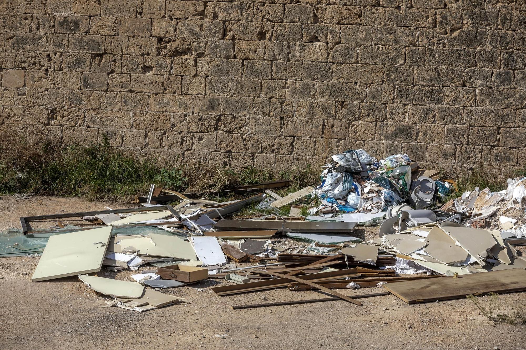 Un vertedero en el Baluard del Príncep: escombros, trastos y basura se adueñan de la antigua fortaleza de Palma