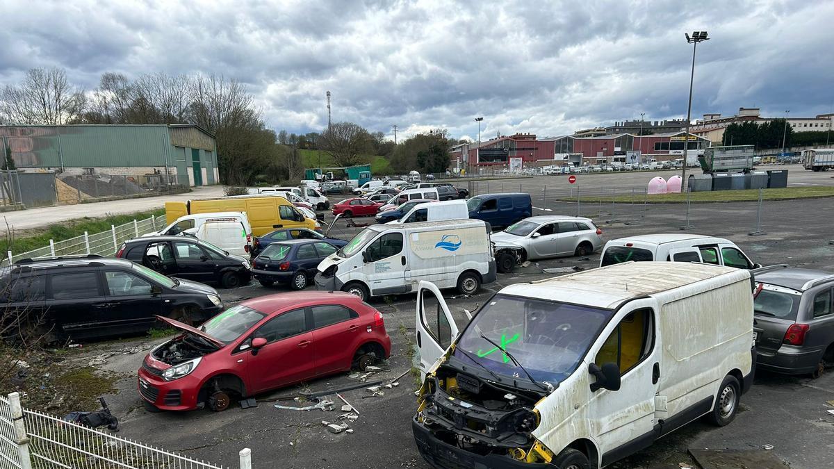 Coches abandonados y destrozados en el depósito municipal de Pola de Siero