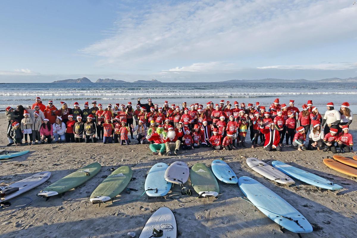 Papá Noeles surfistas solidarios al agua en Patos