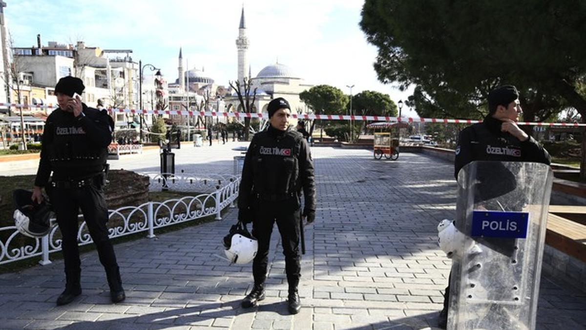 Varios policías, en la zona del atentado de Estambul.