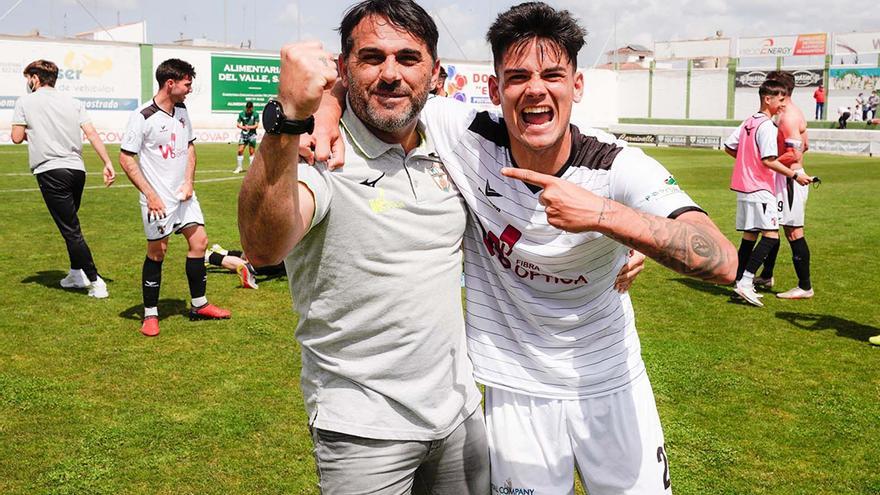 Emilio Fajardo celebra con sus jugadores la clasificación para la segunda fase del campeonato.