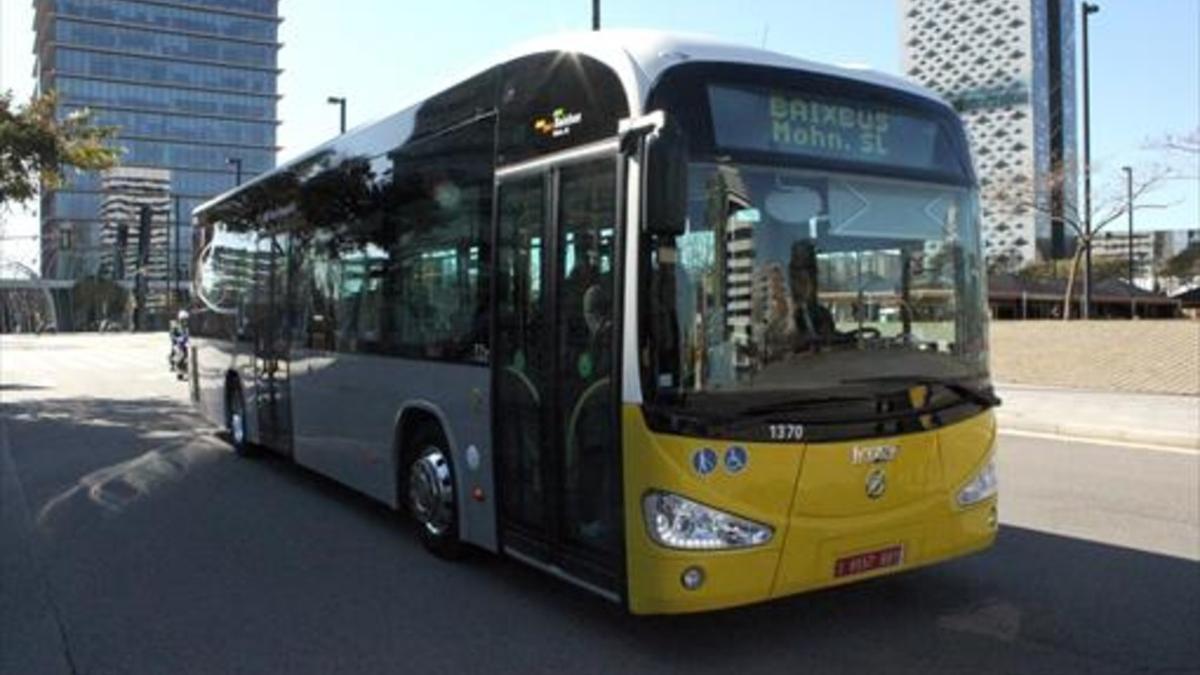 Uno de los autobuses de la flota de Baixbus.